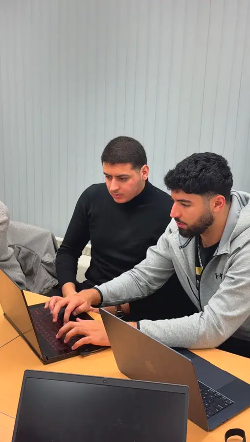 CAMPUS BRUXELLES_TRAVAIL DE GROUPE_ÉTUDIANTS