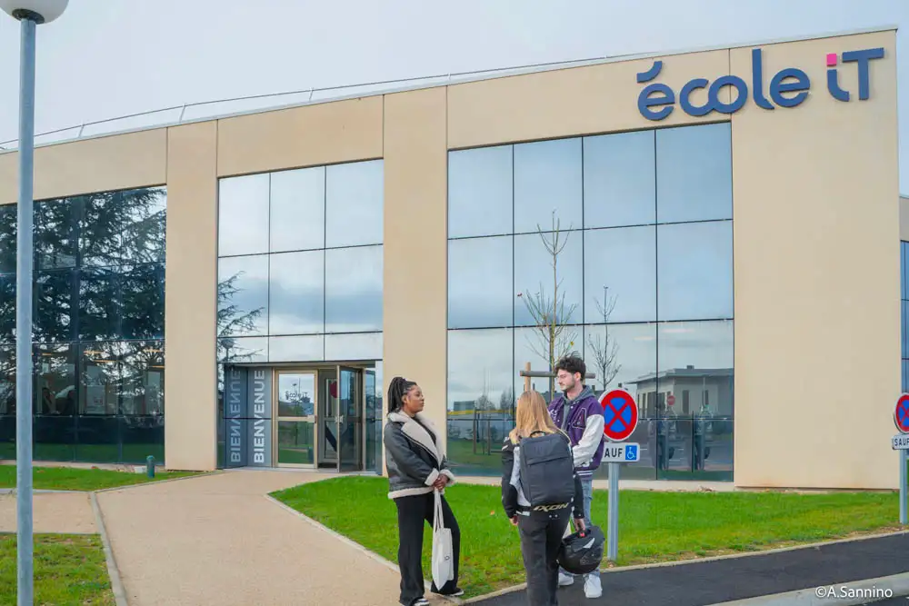 CAMPUS ORLÉANS_FAÇADE OLIVET_ÉTUDIANTS