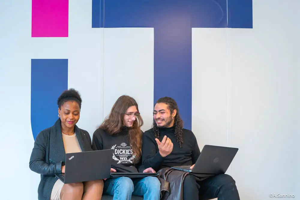 CAMPUS ORLÉANS_PAUSE COULOIR IT_ÉTUDIANTS
